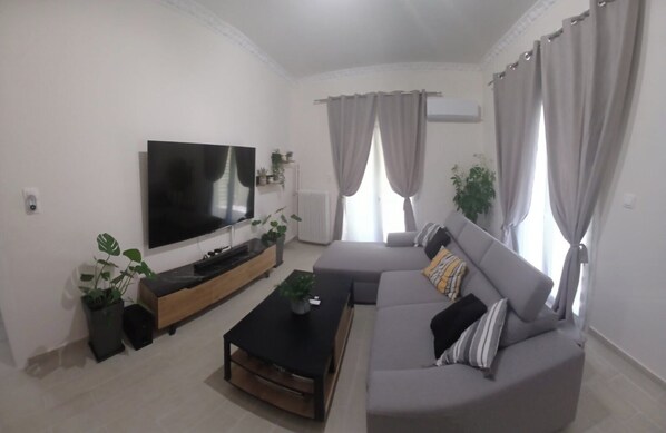 Smart TV, video games, books, music library - Home & Garden with free parking close to Olympic Stadium (Nea Ionia)