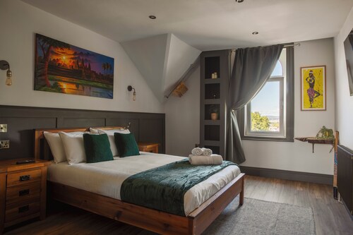 Stylish 2 bed Apt in Exeter - Free parking, Self Check-In! Sleeps 2-4