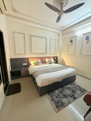 Habitación doble superior, balcón, vista a la ciudad | Sábanas de algodón egipcio y ropa de cama de alta calidad 