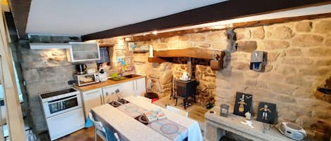 Réfrigérateur, micro-ondes, lave-vaisselle, cafetière/bouilloire