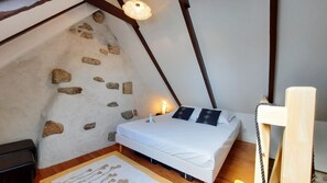 1 bedroom, bed sheets