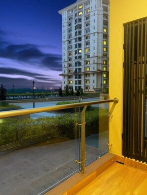 Camera doppia, balcone, vista giardino | Terrazza/patio