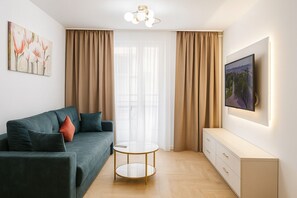 Leilighet, 1 kingsize-seng med sovesofa, balkong | Oppholdsområde | TV