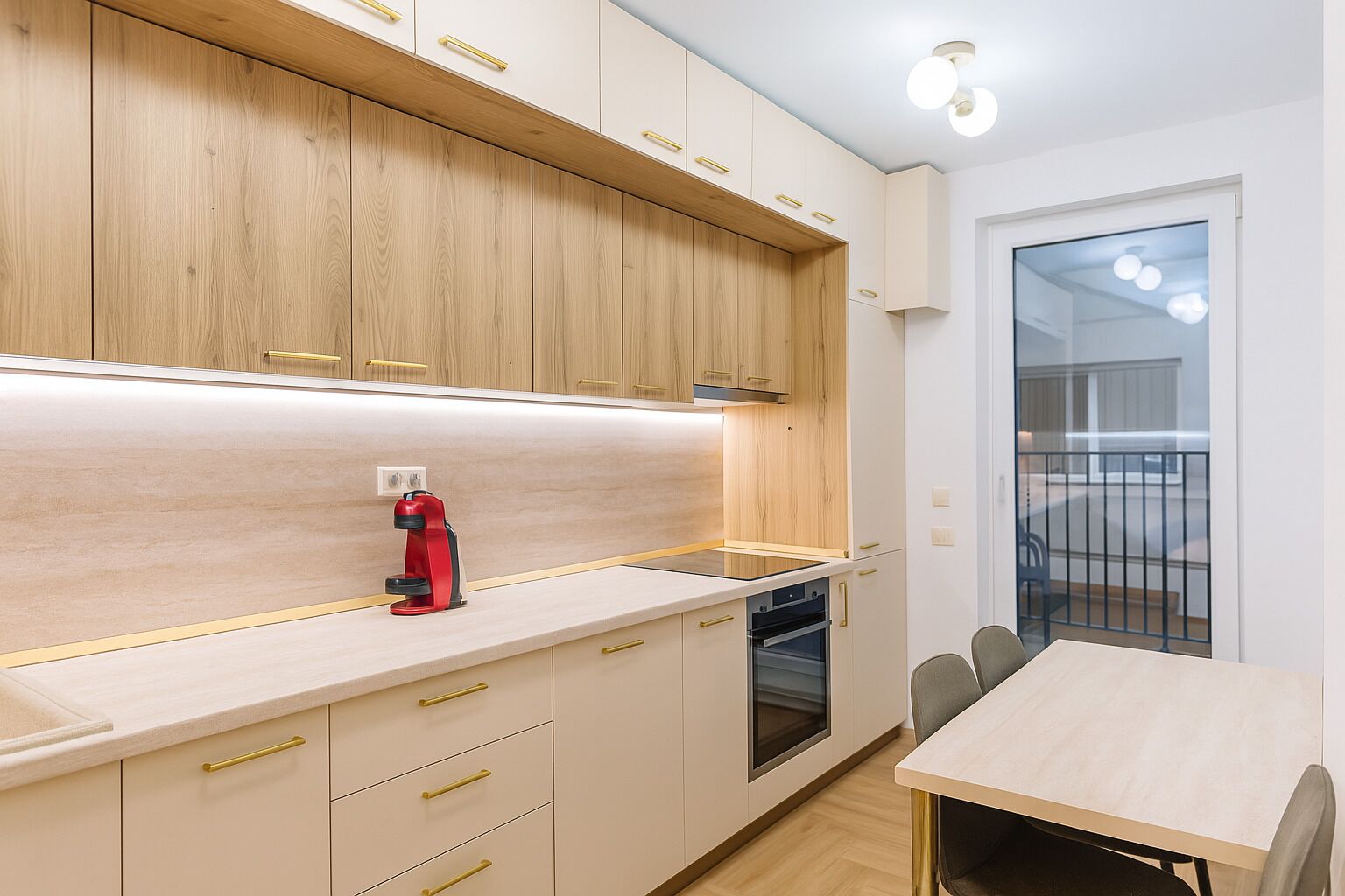 Apartamento, 1 cama King e sofá-cama, sacada | Cozinha privada | Geladeira, micro-ondas, fogão, cooktop