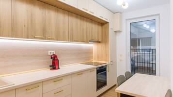 Apartamento, 1 cama King e sofá-cama, sacada | Cozinha privada | Geladeira, micro-ondas, fogão, cooktop