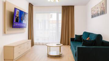 Departamento, 1 cama King size y sofá cama, balcón | Espacio para trabajar con laptop y tabla de planchar con plancha