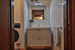 Dutxa, assecador de cabells, bidet i tovalloles