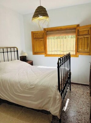 3 chambres, bureau, Wi-Fi gratuit, draps fournis