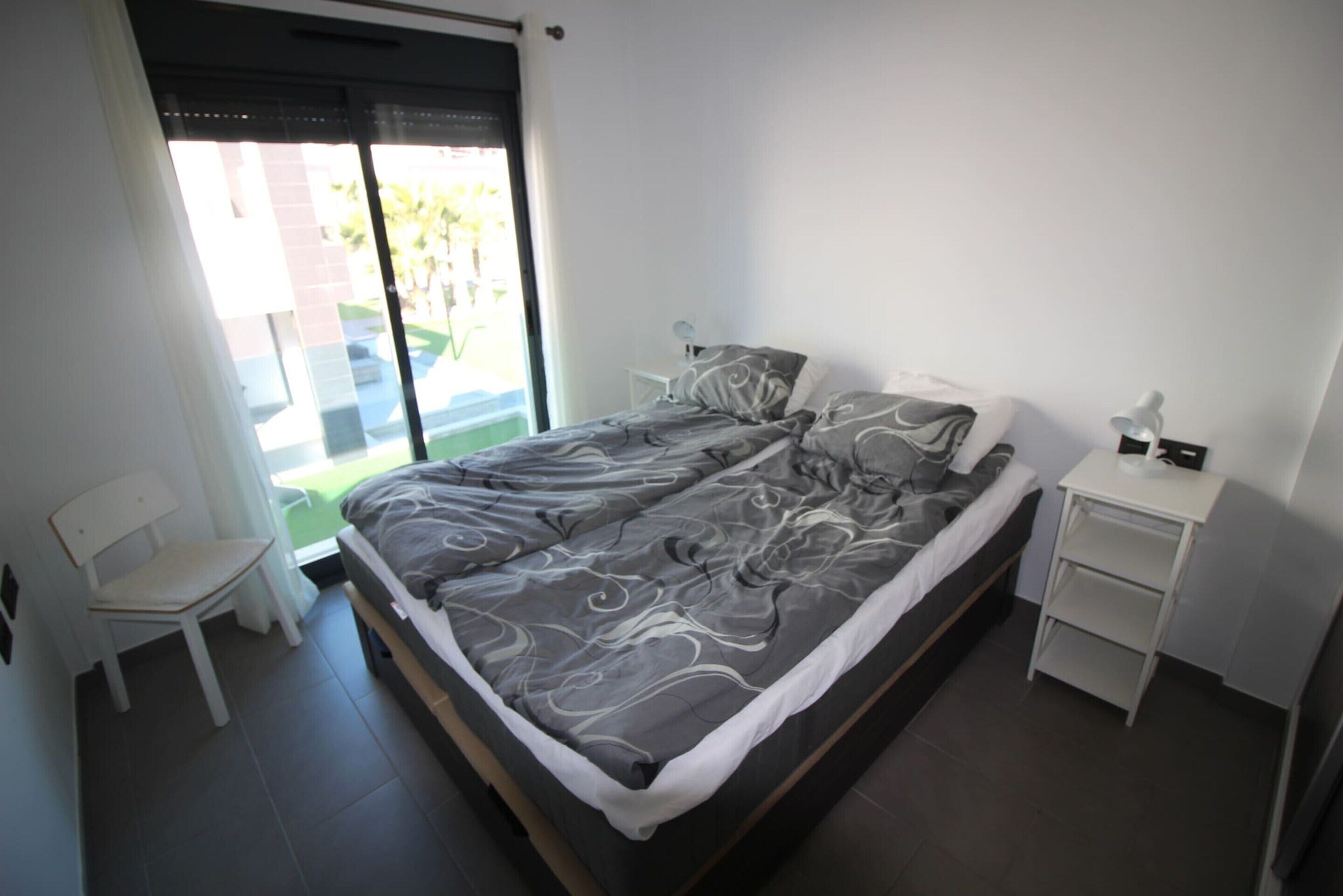 2 habitaciones y tabla de planchar con plancha 