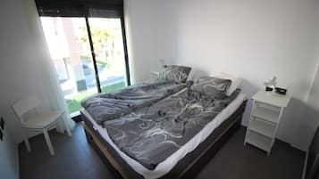 2 habitaciones y tabla de planchar con plancha