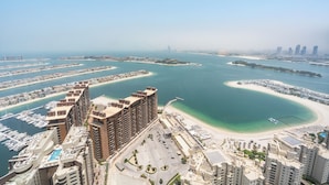 A high-rise hotel with a marina and beach views. - PVH - Modern Studio - Palm Tower (Dubai)