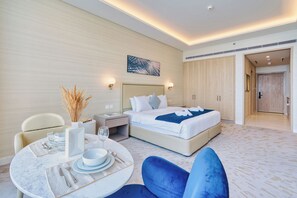 In-room safe, individually decorated, individually furnished, desk - PVH - Modern Studio - Palm Tower (Dubai)