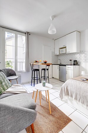 Studio Ville, 1 lit double, non-fumeurs | Coin séjour | TV connectée de 40 pouces avec chaînes par satellite