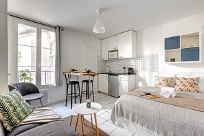 City Studio, 1 Double Bed, Non Smoking | Living area
