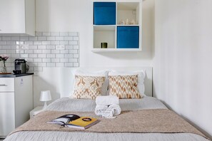 City Studio, 1 Double Bed, Non Smoking | Living area