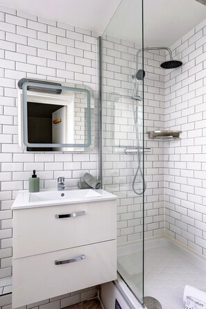City Studio, 1 Double Bed, Non Smoking | Bathroom