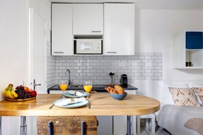 Studio Ville, 1 lit double, non-fumeurs | Restauration dans la chambre