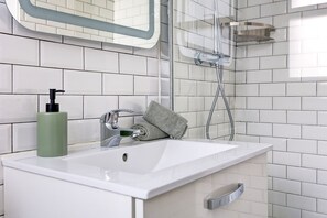 Studio Ville, 1 lit double, non-fumeurs | Salle de bain