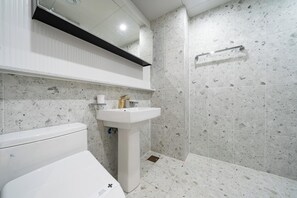 Luxury Suite | Bathroom | Shower, hair dryer, slippers, towels