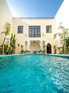 من حمّامات السباحة المغطاة، حمّام سباحة خارجي