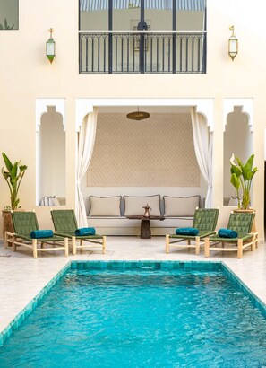 من حمّامات السباحة المغطاة، حمّام سباحة خارجي