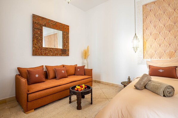 غرفة ديلوكس ثلاثية - بحمام داخل الغرفة | خزنة داخل الغرفة وستائر تعتيم وتجهيزات عازلة للصوت وواي فاي مجانًا