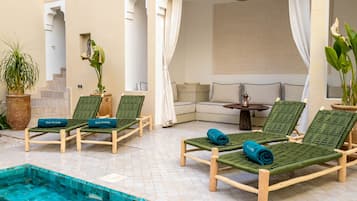 Een binnenzwembad, een buitenzwembad