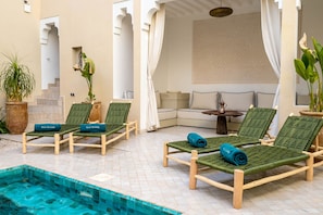 Una piscina cubierta, una piscina al aire libre