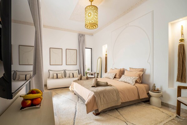 Suite, Non Smoking | In-room safe, blackout drapes, soundproofing, free WiFi