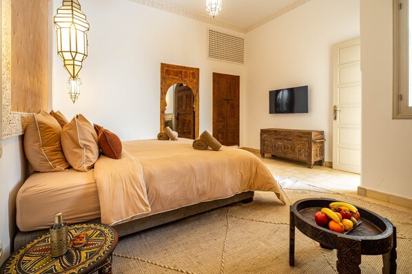 غرفة ديلوكس ثلاثية - بحمام داخل الغرفة | خزنة داخل الغرفة وستائر تعتيم وتجهيزات عازلة للصوت وواي فاي مجانًا