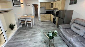 Superior Apartment, Balcony, Garden View | Private kitchen - Shamrock Inn  (Cork)