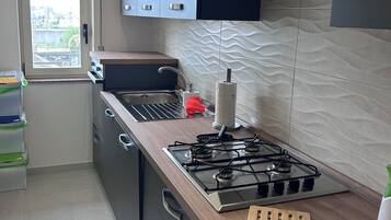 Réfrigérateur, four, plaque de cuisson, lave-vaisselle