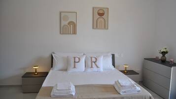 2 slaapkamers, een bureau, een strijkplank/strijkijzer, reisbedje