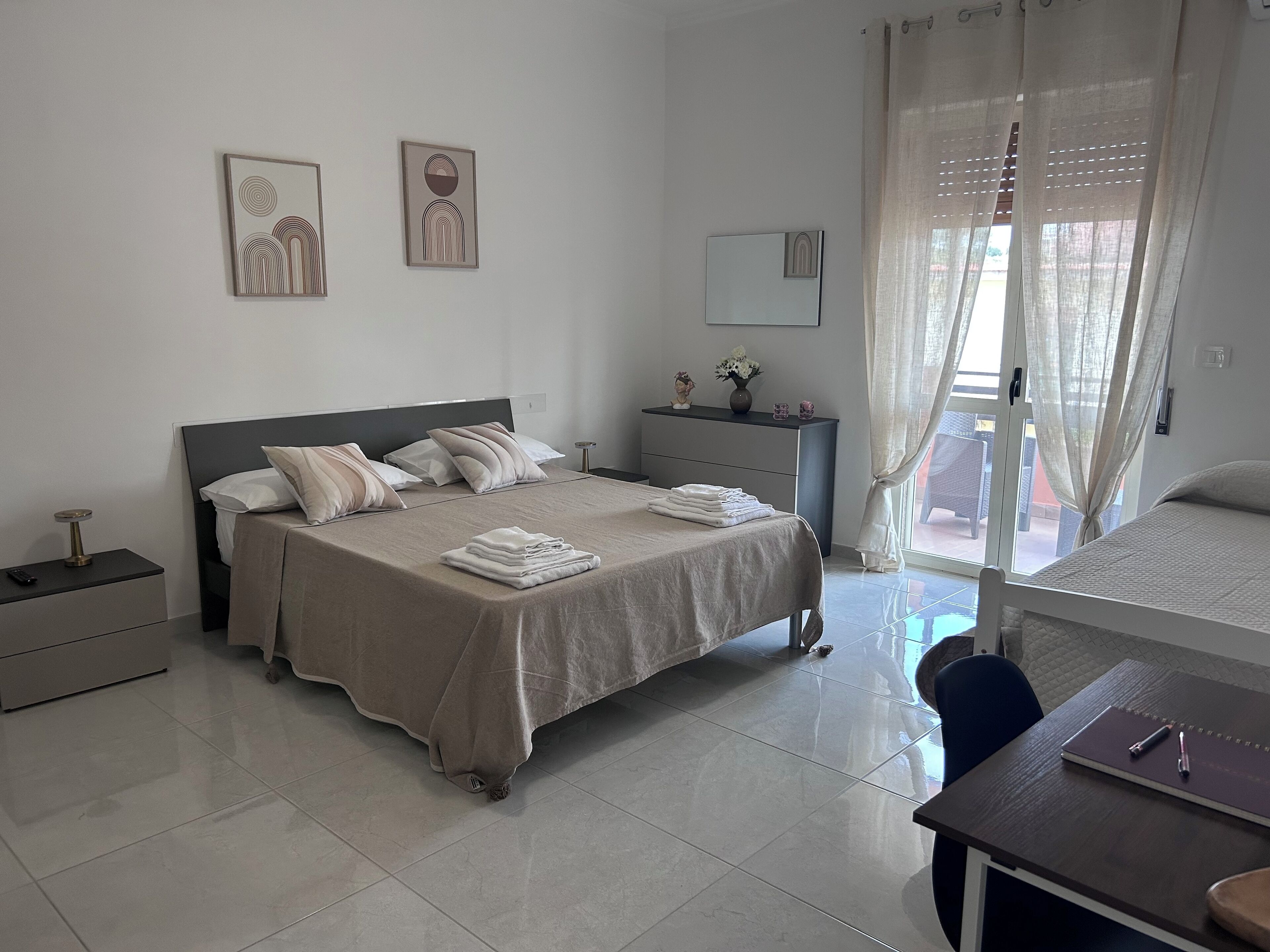 2 slaapkamers, een bureau, een strijkplank/strijkijzer, reisbedje