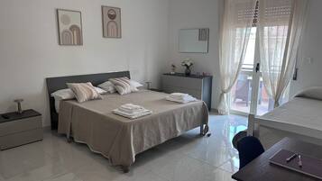 2 slaapkamers, een bureau, een strijkplank/strijkijzer, reisbedje