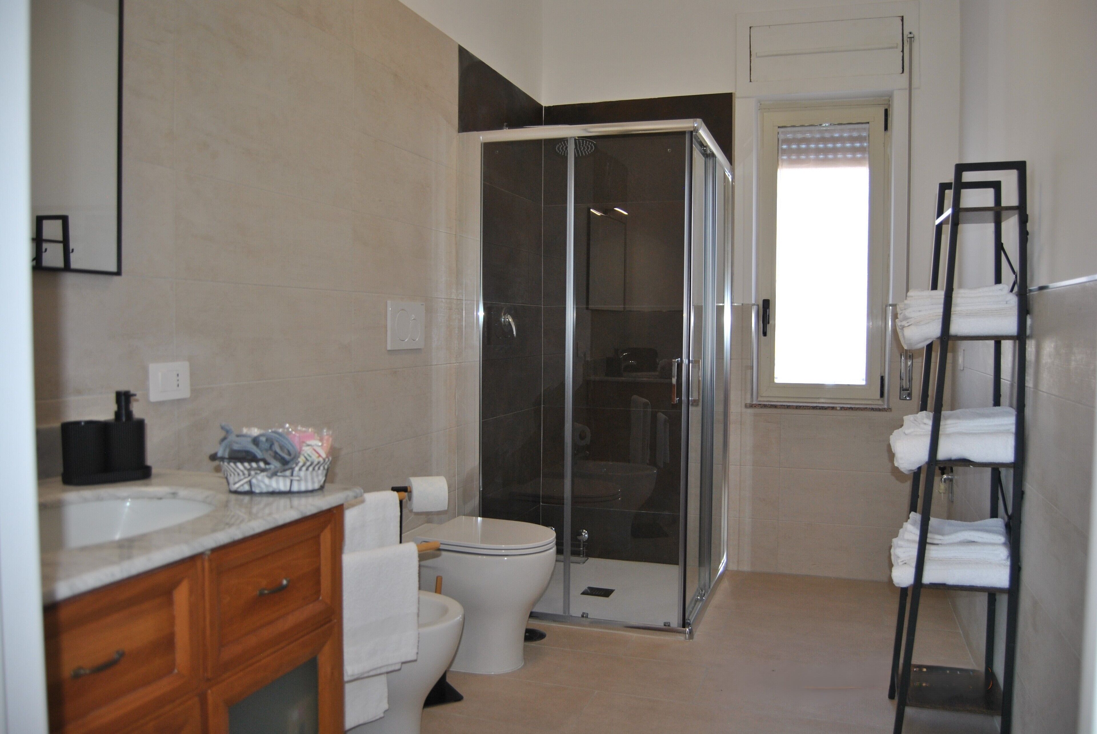 Haartrockner, Bidet, Handtücher, Toilettenpapier