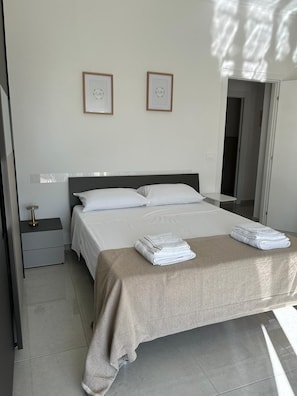 2 bedrooms, desk, iron/ironing board, travel cot