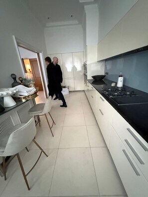 Fridge, microwave, dishwasher, cookware/dishes/utensils