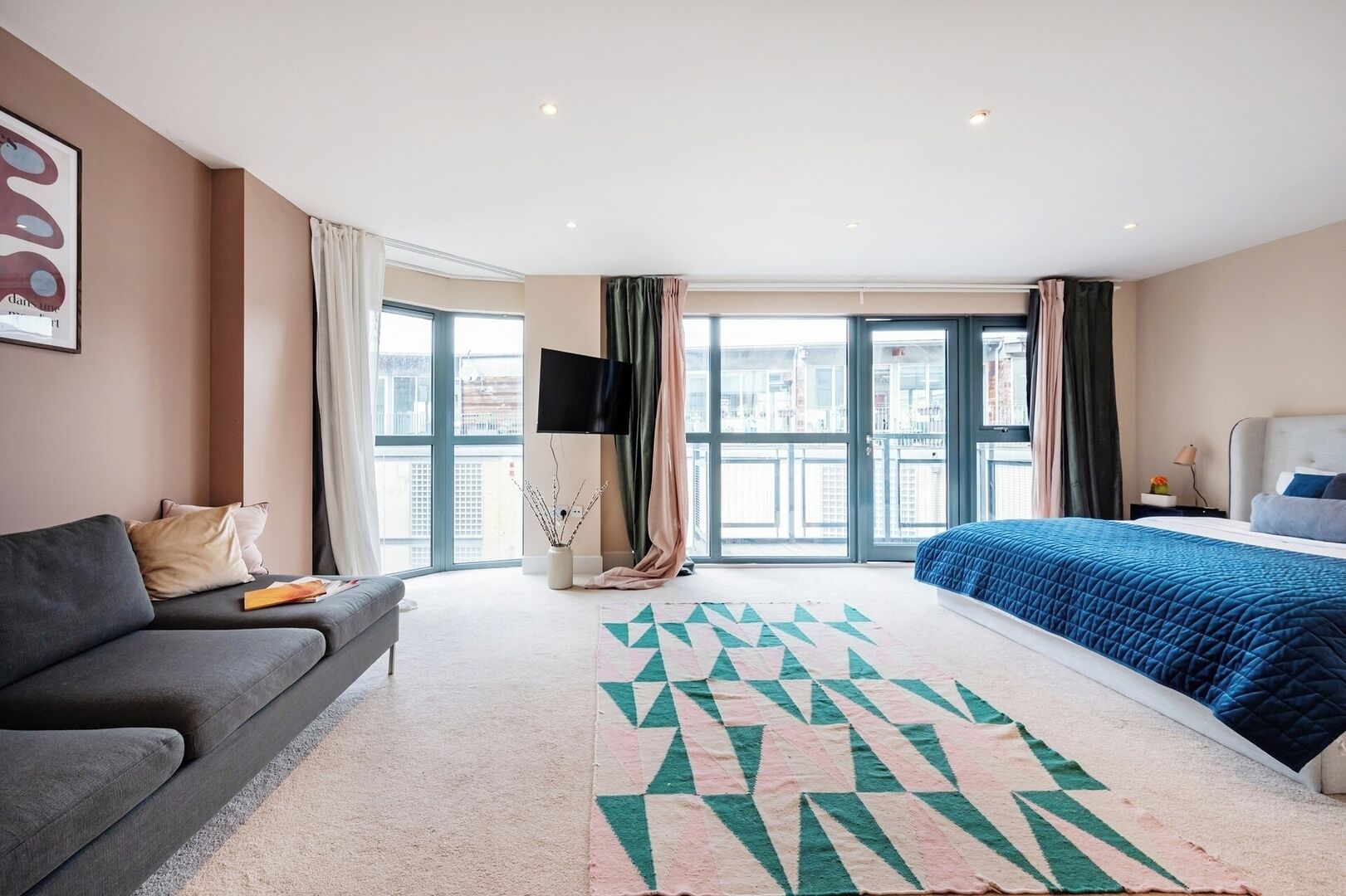 2 slaapkamers, een strijkplank/strijkijzer, reisbedje, wifi