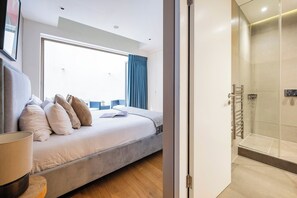 2 habitaciones, tabla de planchar con plancha, wifi y ropa de cama