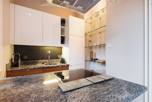 Frigorífico, microondas, horno y placa de cocina
