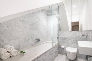 Hair dryer - Stunning  and Spacious pad at John Street (Greater London)