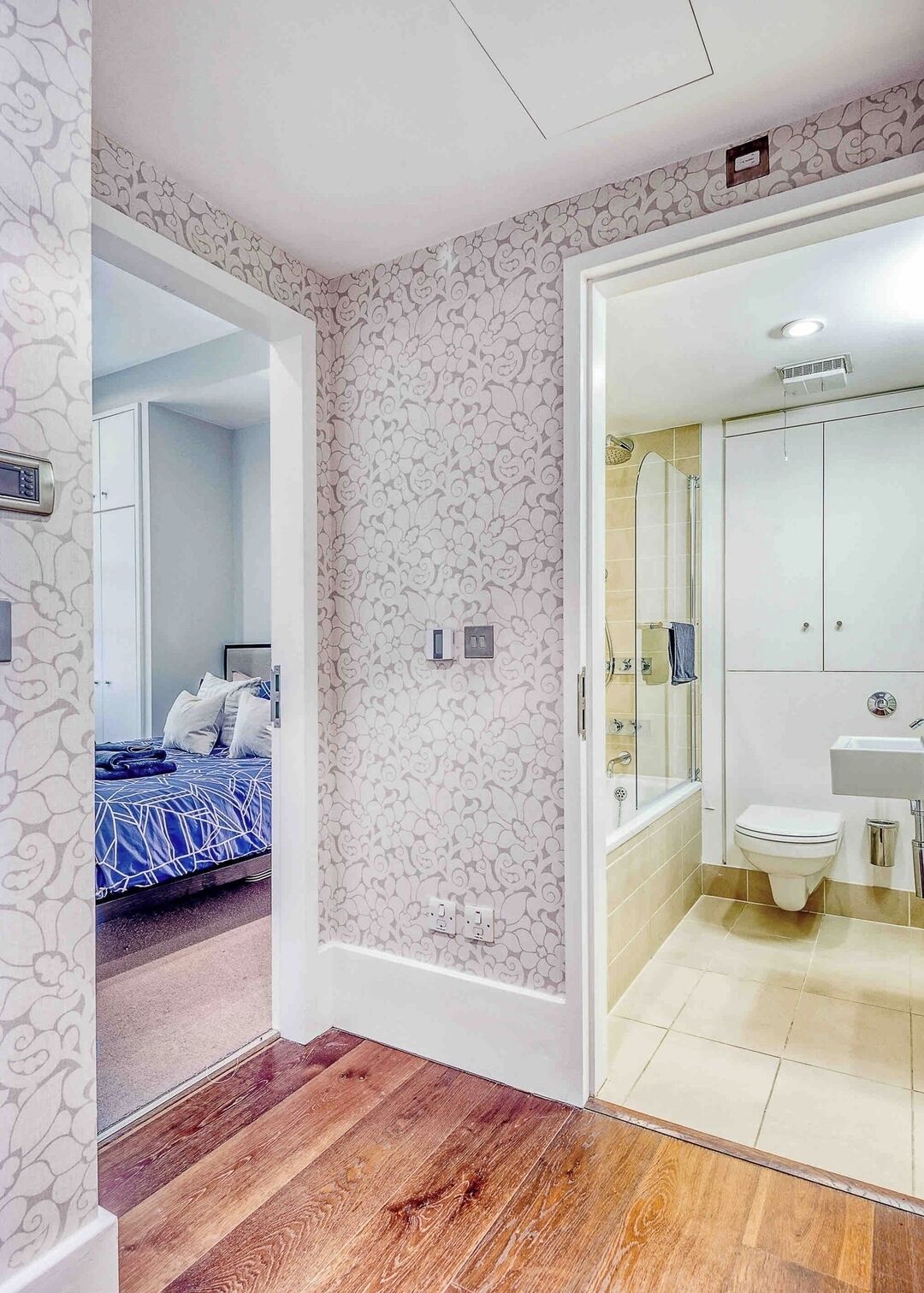 Une chambre d’hôtel avec un lit, une salle de bain avec douche et des toilettes.