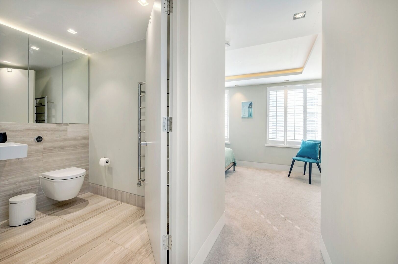 Een moderne badkamer met toilet, bidet en wastafel.