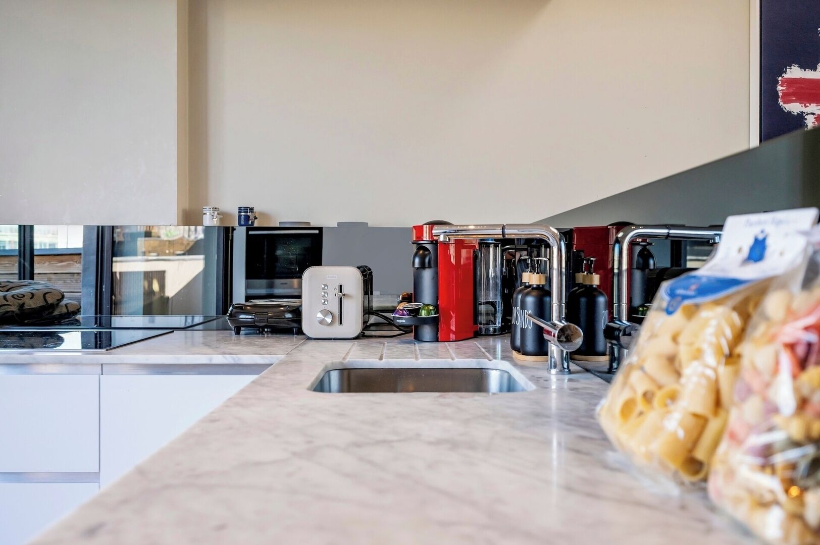 Eine moderne Küche mit Backofen, Toaster und Spüle.