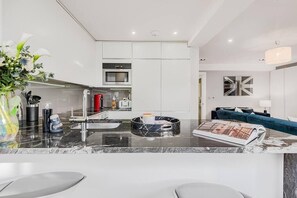 Kylskåp, mikrovågsugn, ugn och spishäll