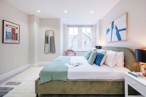 2 bedrooms, iron/ironing board, travel cot, WiFi - Charming 2Bed Great City Retreat (Greater London)