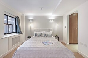 5 bedrooms, iron/ironing board, WiFi, bed sheets