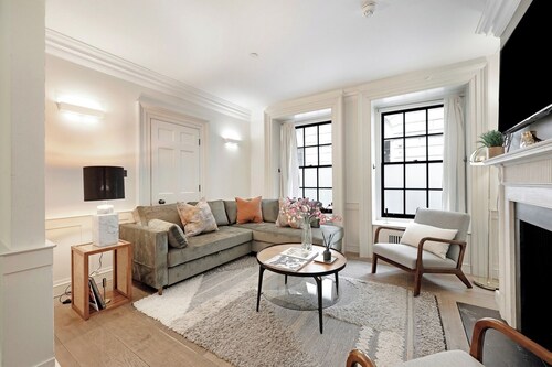 Prime Location English 5 bedroom  house