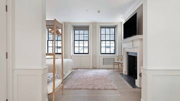 5 bedrooms, iron/ironing board, WiFi, bed sheets